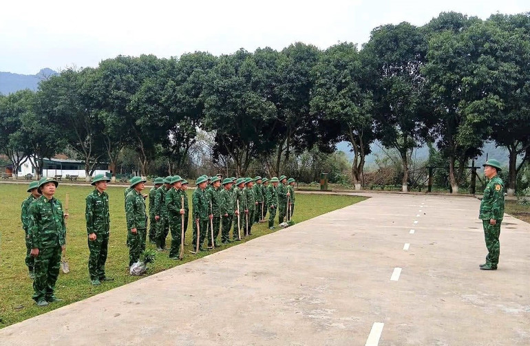 Tại Tiểu đoàn Huấn luyện-Cơ động, cán bộ chiến sĩ đơn vị tổ chức trồng 350 cây keo và cây ăn quả các loại tại khu vực thao trường huấn luyện và doanh trại đơn vị.