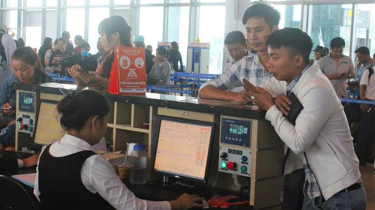 Hành khách làm thủ tục check-in tại sân bay Vinh. Hành khách làm thủ tục check-in tại sân bay Vinh.