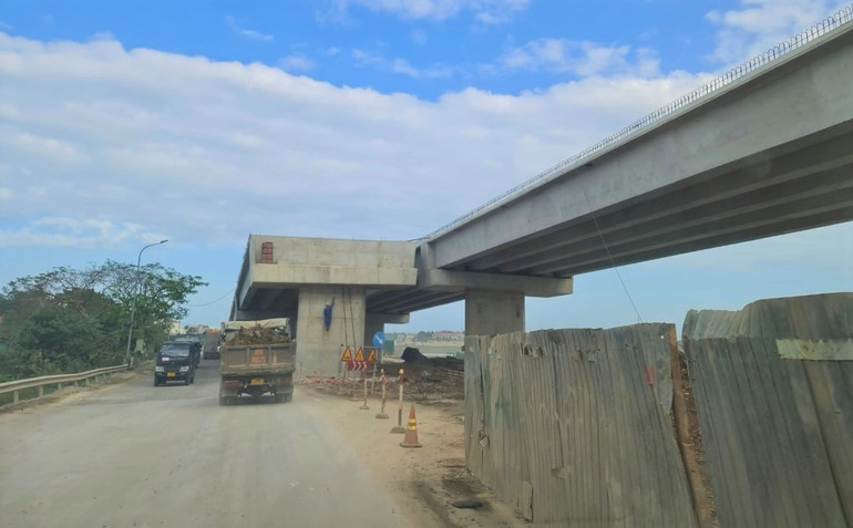 Các nhà thầu gặp khó khăn do mặt bằng thi công chậm được bàn giao nên công tác triển khai không liên tục, ngắt quãng, ảnh hưởng tiến độ hoàn thành dự án.