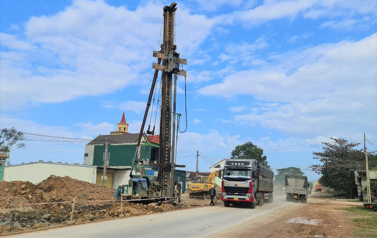 Tuyến đường cũ hẹp, lưu lượng phương tiện giao thông lớn, nhất là từ khi đường cao tốc Nghi Sơn-Diễn Châu được thông xe đã phát sinh thêm khối lượng công việc, nhất là công tác bảo đảm an toàn giao thông trong thi công cho nhà thầu.