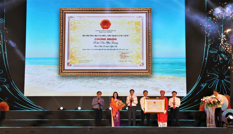 Thị xã Cửa Lò vinh dự đón nhận Quyết định công nhận Di sản văn hóa phi vật thể quốc gia Lễ hội đền Yên Lương.