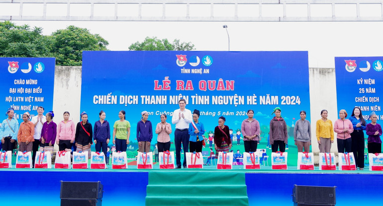 Ban tổ chức trao tặng túi an sinh cho người dân xã Châu Khê.