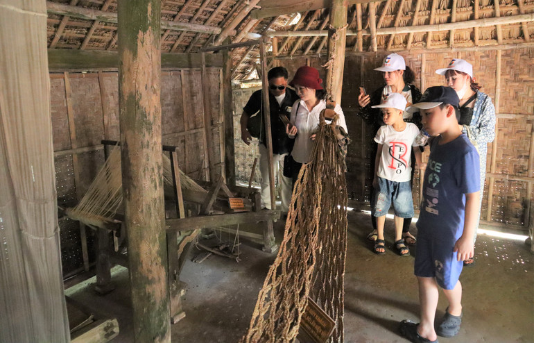 Cánh võng mộc mạc, chiếc khung cửi thân thương… và những vật dụng gắn bó với tuổi thơ của Bác. Cánh võng mộc mạc, chiếc khung cửi thân thương… và những vật dụng gắn bó với tuổi thơ của Bác.