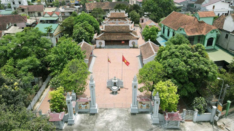 Đền thờ Vua Mai Hắc Đế được nhân dân lập từ xa xưa và được xây dựng khang trang vào thời Nguyễn. Đến nay, ngôi đền đã qua nhiều lần trùng tu, tôn tạo, hiện có các công trình: Tam quan, nhà chờ, thượng điện, trung điện, hạ điện...