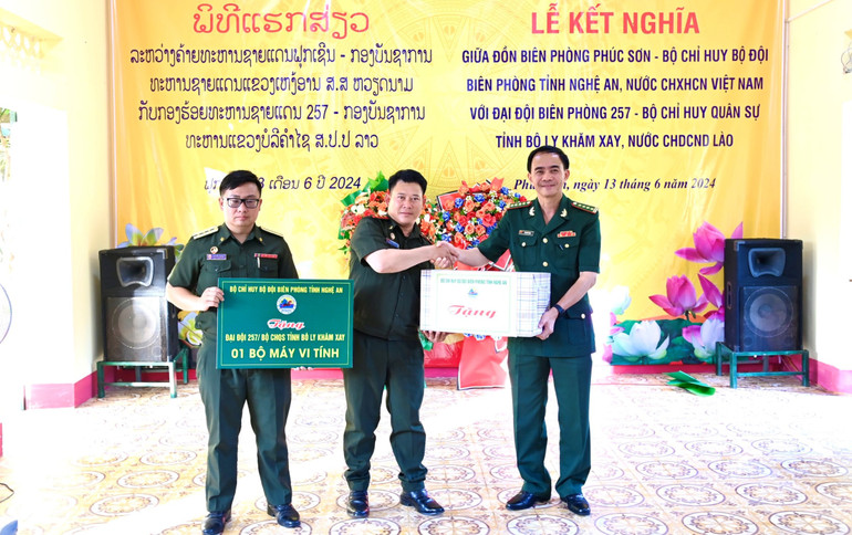 Dịp này, Bộ chỉ huy Bộ đội Biên phòng Nghệ An và Bộ chỉ huy Quân sự tỉnh Bô Ly Khăm Xay; huyện Anh Sơn, huyện Xay Chăm Pon; Đồn Biên phòng Phúc Sơn, Đại đội Biên phòng 257 đã trao tặng những phần quà ý nghĩa.