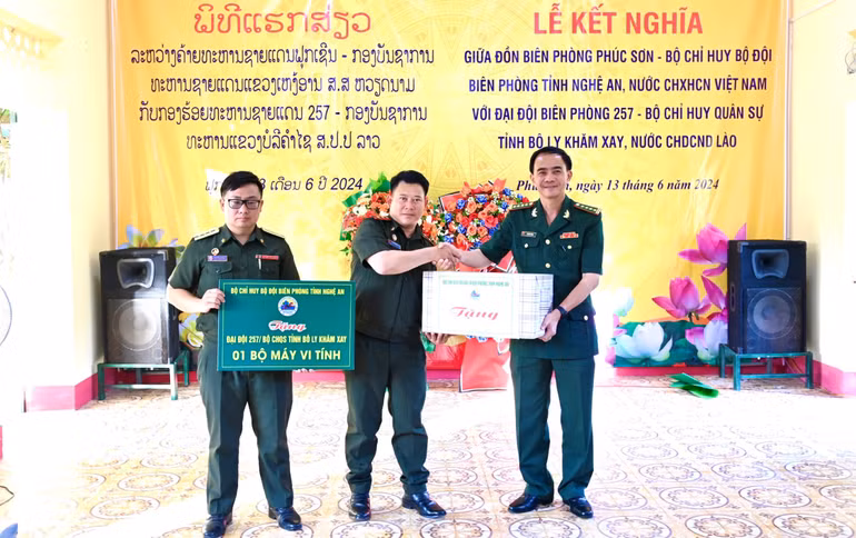 Dịp này, Bộ chỉ huy Bộ đội Biên phòng Nghệ An và Bộ chỉ huy Quân sự tỉnh Bô Ly Khăm Xay; huyện Anh Sơn, huyện Xay Chăm Pon; Đồn Biên phòng Phúc Sơn, Đại đội Biên phòng 257 đã trao tặng những phần quà ý nghĩa. Dịp này, Bộ chỉ huy Bộ đội Biên phòng Nghệ An và Bộ chỉ huy Quân sự tỉnh Bô Ly Khăm Xay; huyện Anh Sơn, huyện Xay Chăm Pon; Đồn Biên phòng Phúc Sơn, Đại đội Biên phòng 257 đã trao tặng những phần quà ý nghĩa.