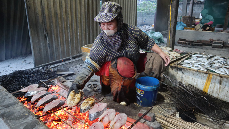 Bà Bùi Thị Bình (sinh năm 1966) cho biết, bà gắn bó với nghề nướng cá xấp xỉ 30 năm. Mỗi ngày, lò nướng của bà nướng khoảng 5 tạ cá các loại; trong đó khoảng 4 tạ cá thu. Tầm một tháng nữa, các lò nướng sẽ hoạt động hết công suất để phục vụ thị trường Tết Nguyên đán.