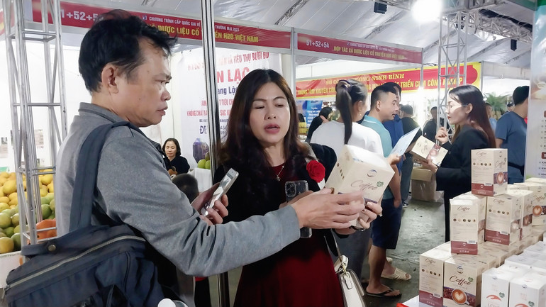 Nhiều sản phẩm đến từ các tỉnh Tây Nguyên đã hiện diện tại hội chợ, được nhiều khách hàng ưa chuộng.