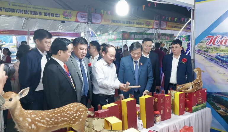 Các đại biểu tham quan gian hàng nhung hươu và các sản phẩm chế biến từ nhung hươu của Hà Tĩnh.