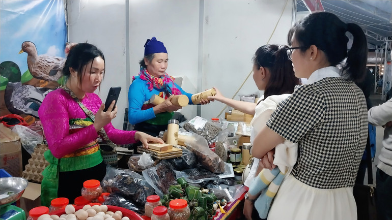 Một gian hàng của bà con người đồng bào dân tộc thiểu số.