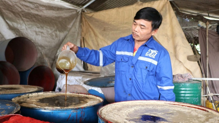 Từ lâu, mật mía làng Găng đã nức tiếng xa gần bởi sự thơm ngon, sánh mịn. Từ lâu, mật mía làng Găng đã nức tiếng xa gần bởi sự thơm ngon, sánh mịn.