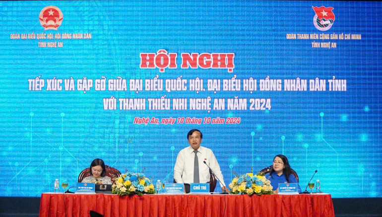 Đại biểu Quốc hội, Đại biểu Hội đồng nhân dân tỉnh Nghệ An trao đổi ý kiến, giải đáp những thắc mắc của các đại diện thanh thiếu nhi tỉnh nhà.