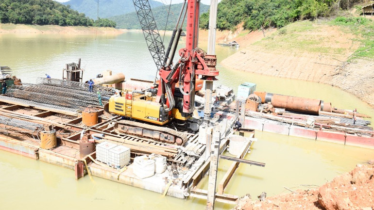 Thi công các trụ khi mực nước lòng hồ thủy điện Bản Vẽ còn thấp.