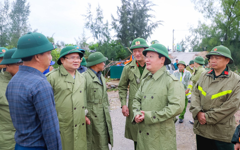 Đồng chí Nguyễn Đức Trung, Chủ tịch Ủy ban nhân dân tỉnh Nghệ An kiểm tra công tác ứng phó bão số 3 hồi tháng 9 vừa qua.