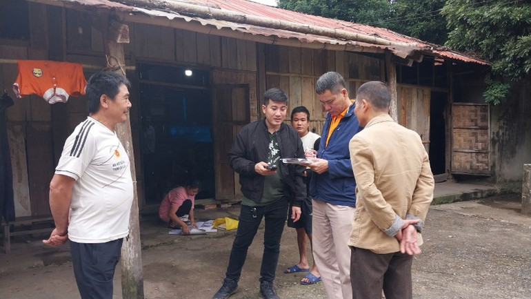 Phóng viên trao đổi với người dân đang sinh sống ở bản Cò Phào, xã Yên Na, huyện Tương Dương. Phóng viên trao đổi với người dân đang sinh sống ở bản Cò Phào, xã Yên Na, huyện Tương Dương.