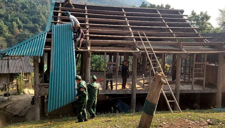 Cán bộ, chiến sĩ và đoàn viên, thanh niên Đồn Biên phòng Na Loi cùng cấp ủy, chính quyền địa phương và nhân dân xã Na Loi, huyện Kỳ Sơn hỗ trợ hộ nghèo trên địa bàn trong quá trình xây dựng nhà mới.