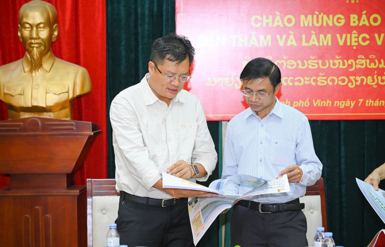 Tổng Biên tập Báo Nghệ An Ngô Đức Kiên cùng Phó Tổng Biên tập Báo Pasaxon Syvanh Homsayadeth trao đổi về chuyên môn.