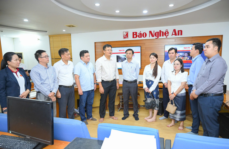 Đoàn công tác Báo Pasaxon tham quan Tòa soạn hội tụ Báo Nghệ An.
