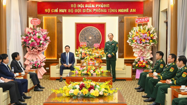 Đại tá Lê Như Cương phát biểu cảm ơn sự quan tâm của lãnh đạo tỉnh và cho rằng, đây là động lực để cán bộ, chiến sĩ Bộ đội Biên phòng tỉnh Nghệ An tiếp tục nỗ lực hoàn thành xuất sắc các nhiệm vụ được giao, góp phần đắc lực vào sự nghiệp xây dựng và bảo vệ Tổ quốc.