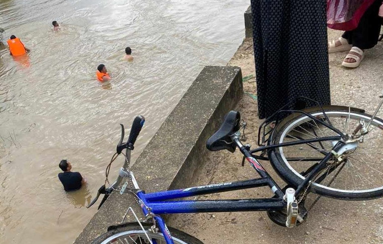 Cầu tràn, nơi cháu V. không may bị rơi xuống sông. Cầu tràn, nơi cháu V. không may bị rơi xuống sông.