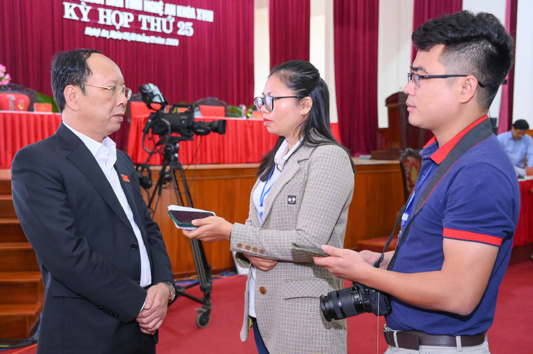 Ông Bùi Thanh An, Phó Chủ tịch Ủy ban nhân dân tỉnh Nghệ An trao đổi thông tin với phóng viên bên lề hội nghị.