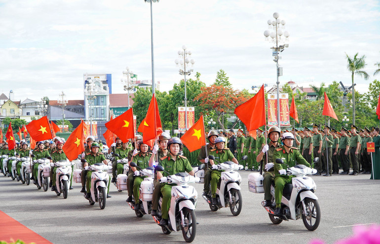 Các lực lượng tham gia bảo vệ an ninh trật tự ở cơ sở diễu hành biểu dương lực lượng trên một số tuyến đường.