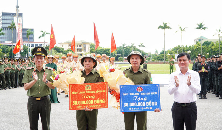 Thượng tướng Lương Tam Quang, Ủy viên Trung ương Đảng, Bộ trưởng Công an và Bí thư Tỉnh ủy Nghệ An Thái Thanh Quý chúc mừng, động viên lực lượng tham gia bảo vệ an ninh, trật tự ở cơ sở.