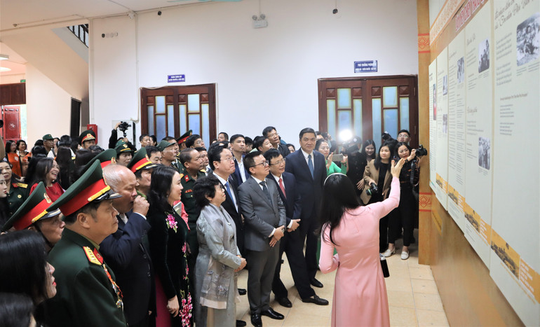 Triển lãm mang đến cho người xem nhiều cảm xúc.