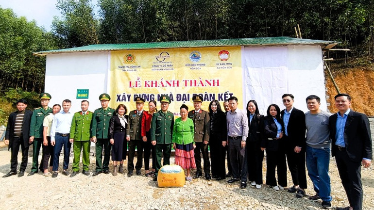 Khánh thành, bàn giao nhà Đại đoàn kết cho gia đình bà Vi Thị Nguyện ở bản Bắc Sơn, xã Môn Sơn, huyện Con Cuông.