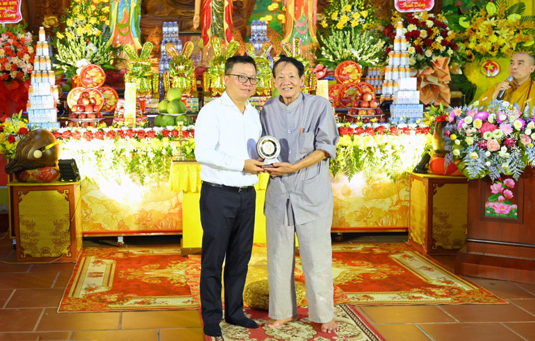 Đồng chí Lê Quốc Minh, Ủy viên Trung ương Đảng, Tổng Biên tập Báo Nhân Dân, Phó Trưởng Ban Tuyên giáo Trung ương, Chủ tịch Hội Nhà báo Việt Nam trao tặng Kỷ niệm chương của Hội Nhà báo Việt Nam cho Nhà báo Trần Văn Hiền, nguyên Phó Tổng Biên tập Báo Nghệ An. Đồng chí Lê Quốc Minh, Ủy viên Trung ương Đảng, Tổng Biên tập Báo Nhân Dân, Phó Trưởng Ban Tuyên giáo Trung ương, Chủ tịch Hội Nhà báo Việt Nam trao tặng Kỷ niệm chương của Hội Nhà báo Việt Nam cho Nhà báo Trần Văn Hiền, nguyên Phó Tổng Biên tập Báo Nghệ An.