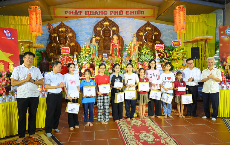 Tại dịp này, Hội Nhà báo Việt Nam đã trao tặng 10 suất quà cho các học sinh nghèo hiếu học của xã Hưng Lộc (thành phố Vinh), mỗi suất quà trị giá 1 triệu đồng. Tại dịp này, Hội Nhà báo Việt Nam đã trao tặng 10 suất quà cho các học sinh nghèo hiếu học của xã Hưng Lộc (thành phố Vinh), mỗi suất quà trị giá 1 triệu đồng.