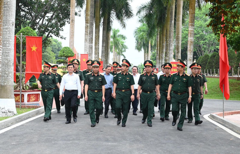 Đại tướng Phan Văn Giang và Đoàn công tác kiểm tra doanh trại Sư đoàn 324. Đại tướng Phan Văn Giang và Đoàn công tác kiểm tra doanh trại Sư đoàn 324.
