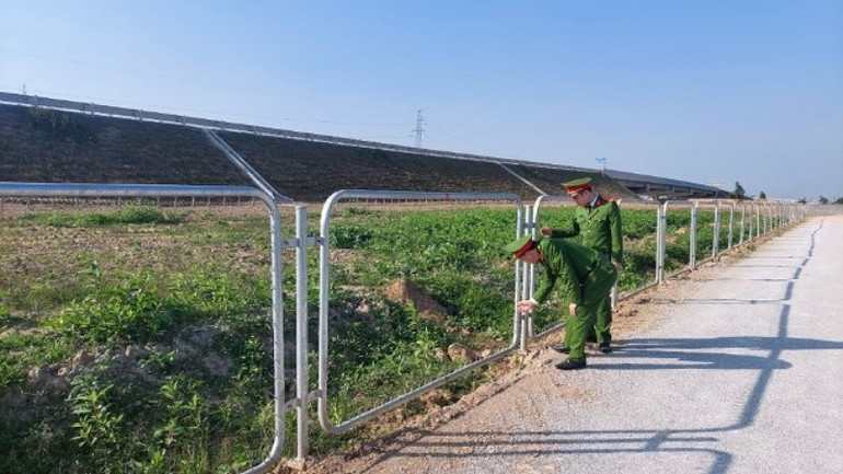 Siêu đã cắt trộm 100 tấm lưới B40 hàng rào bảo vệ trên cao tốc. (Ảnh: Công an Nghệ An cung cấp)