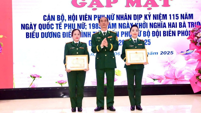 Đại tá Lê Như Cương, Bí thư Đảng ủy, Chính ủy Bộ đội Biên phòng tỉnh Nghệ An tặng thưởng cho 2 tập thể có nhiều thành tích. Đại tá Lê Như Cương, Bí thư Đảng ủy, Chính ủy Bộ đội Biên phòng tỉnh Nghệ An tặng thưởng cho 2 tập thể có nhiều thành tích.