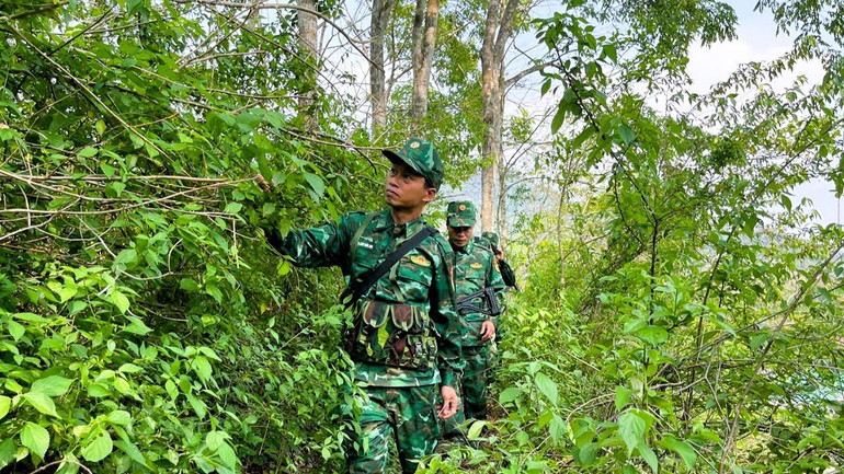 Hoạt động tuần tra được thực hiện trong điều kiện thời tiết nắng nóng, địa hình hiểm trở.