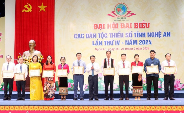 Bộ trưởng, Chủ nhiệm Ủy ban Dân tộc Hầu A Lềnh tặng Bằng khen và Kỷ niệm chương cho các tập thể, cá nhân.