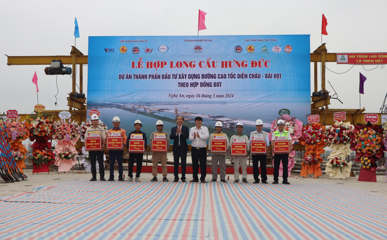 Lãnh đạo Ban Quản lý Dự án 6 (Bộ Giao thông vận tải) tặng quà động viên, chúc mừng các đơn vị thi công.