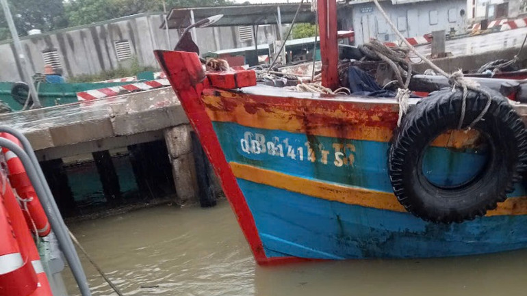 Tàu cá mang số hiệu QB 91414TS đã được đưa về neo đậu an toàn tại cảng.