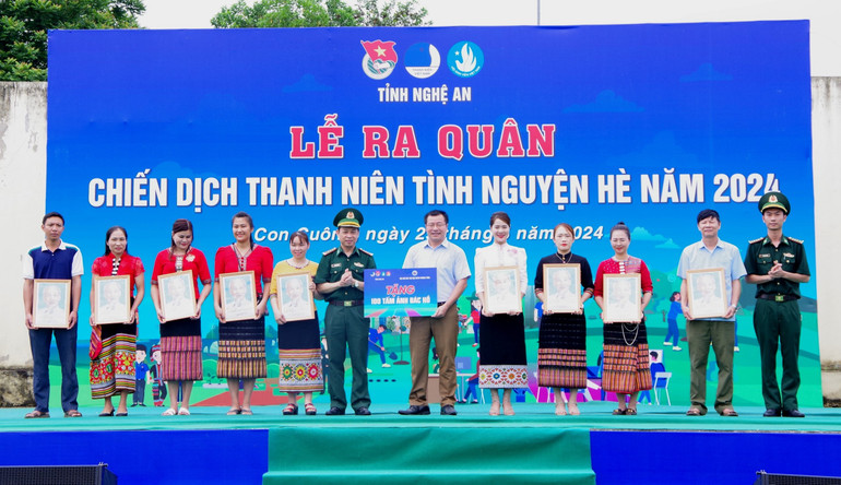 Đại diện lãnh đạo Bộ đội Biên phòng Nghệ An trao tặng 100 ảnh chân dung Bác Hồ.