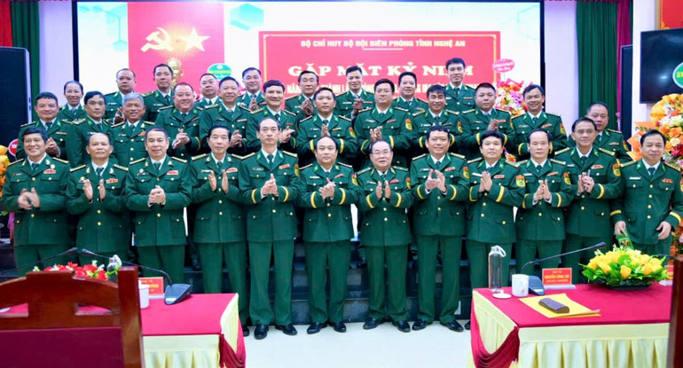 Các đại biểu chụp ảnh lưu niệm tại buổi gặp mặt.