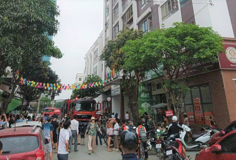Người dân chạy xuống đường khi nghe tin báo cháy (Ảnh: K.Chính).
