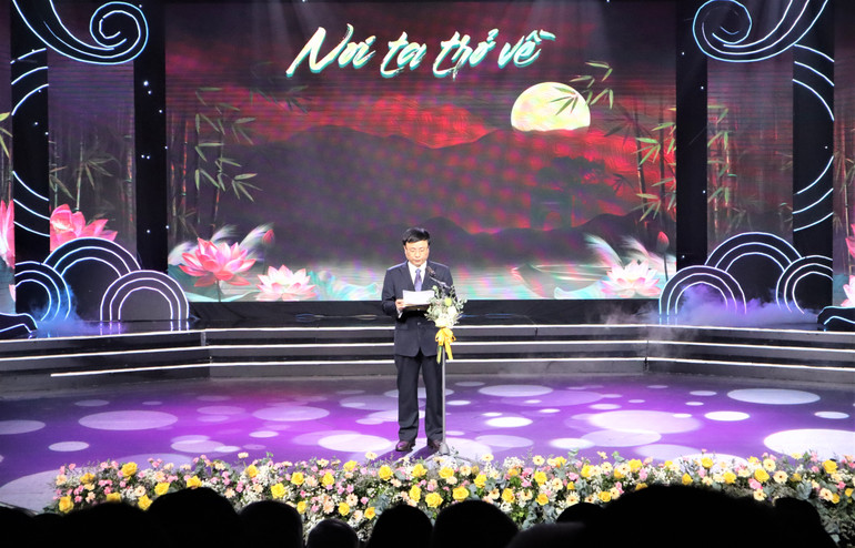 Ông Bùi Đình Long - Phó Chủ tịch Ủy ban nhân dân tỉnh Nghệ An phát biểu bày tỏ tình cảm trân quý và gửi gắm kỳ vọng vào những người con xứ Nghệ xa quê.