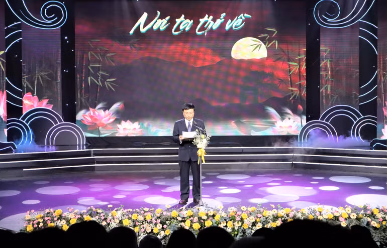 Ông Bùi Đình Long - Phó Chủ tịch Ủy ban nhân dân tỉnh Nghệ An phát biểu bày tỏ tình cảm trân quý và gửi gắm kỳ vọng vào những người con xứ Nghệ xa quê.