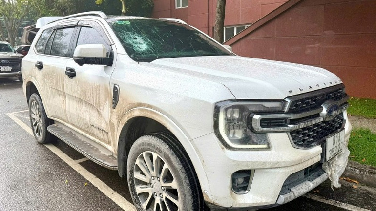 Một trong 2 xe ô-tô được các đối tượng sử dụng để vận chuyển pháo nổ. (Ảnh Công an Nghệ An)