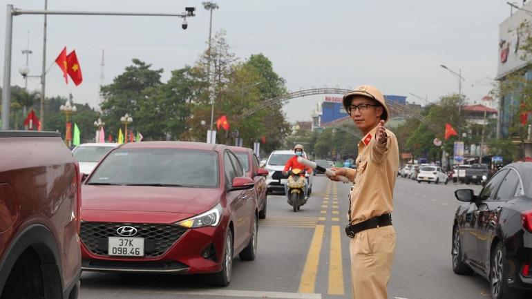 Lực lượng Cảnh sát giao thông tỉnh Nghệ An phân luồng, bảo đảm an toàn giao thông trên các tuyến đường.