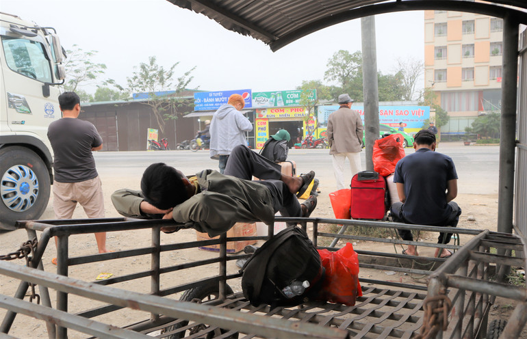 Tranh thủ ngả lưng khi chờ xe tới.