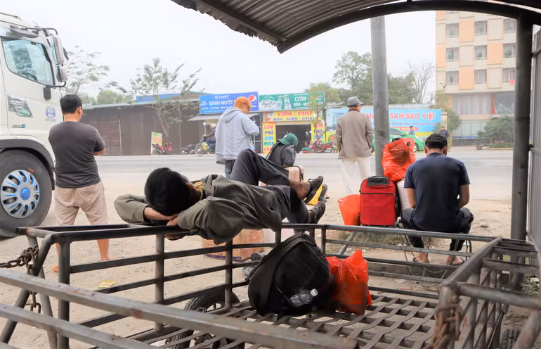 Tranh thủ ngả lưng khi chờ xe tới.