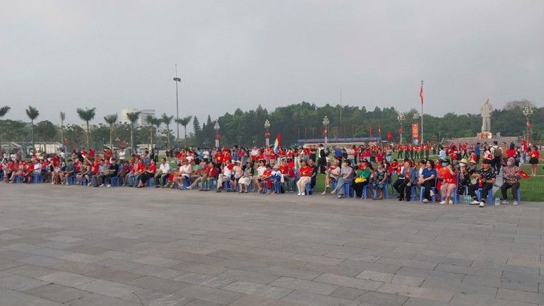 Dù không được xem trực tiếp nhưng bà con rất hào hứng khi được nhìn thấy những hình ảnh oai hùng, ấn tượng tại Lễ kỷ niệm, diễu binh, diễu hành.