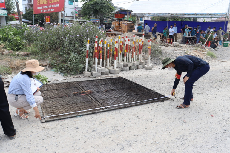 Cơ quan chức năng tiến hành đo đạc, kiểm kê các tài sản được tháo dỡ theo đúng quy định của pháp luật.