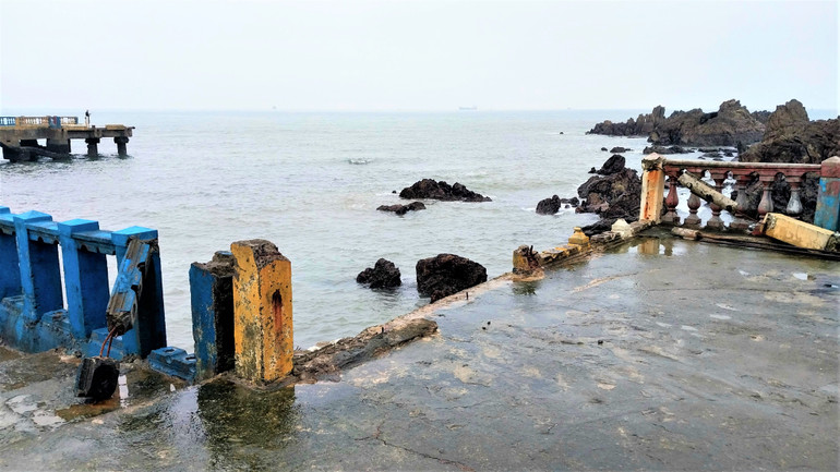 Lan can khu bến thuyền bị hư hỏng nghiêm trọng.